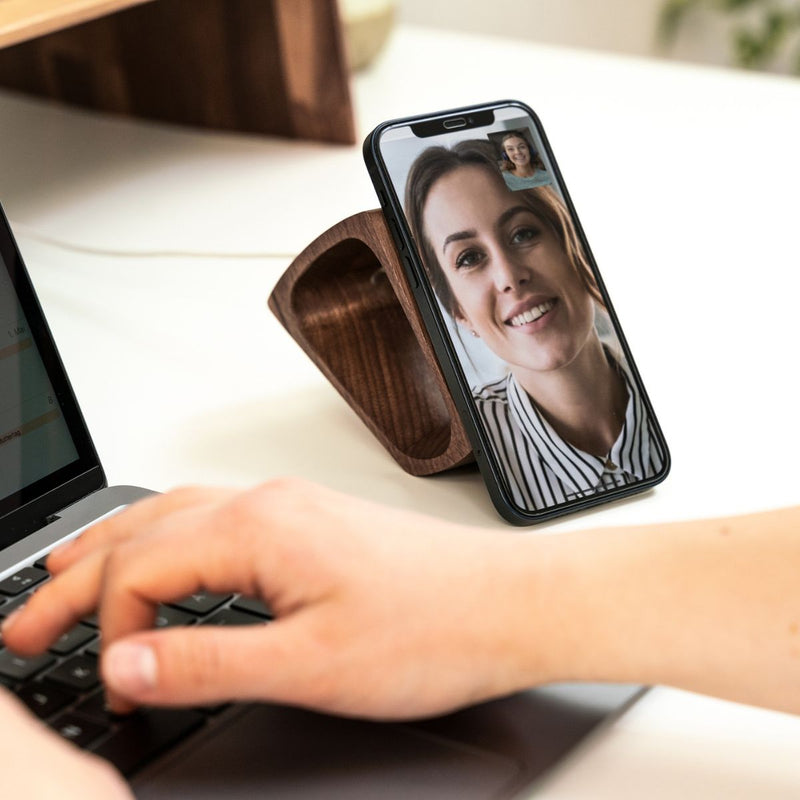 BEQUEM TELEFONIEREN UND LADEN:Position unterstützt Videocalls und Gesichtserkennung