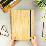 EINZIGARTIGES DESIGN: Echtes Holz und Lasercut-Buchrücken